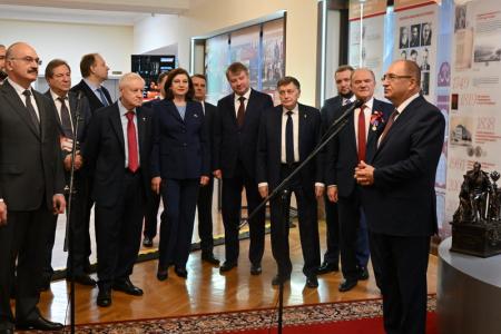 Г.А. Зюганова наградили медалью Академии наук, и он принял участие в открытии выставки, посвящённой 300-летию Санкт-Петербургского университета