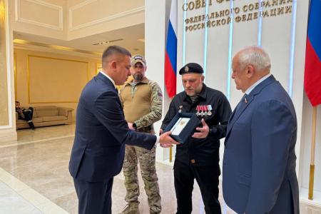 Айрат Гибатдинов и Казбек Тайсаев встретились с участниками СВО, кавалера Ордена Мужества