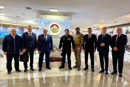 Айрат Гибатдинов и Казбек Тайсаев встретились с участниками СВО, кавалера Ордена Мужества