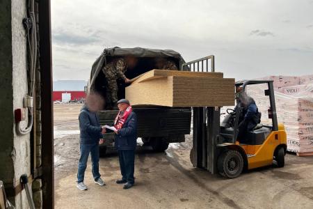 Дети войны вместе с белгородскими комсомольцами помогают военнослужащим обустроить быт