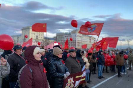 Алтайский край. Митинг, посвященный 107-й годовщине Великого Октября, прошел в Барнауле
