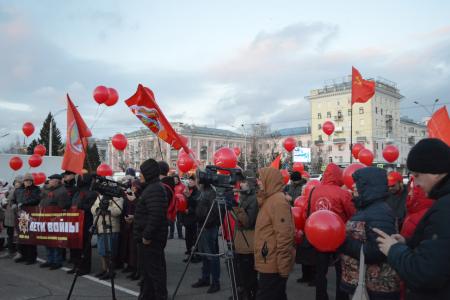 Алтайский край. Митинг, посвященный 107-й годовщине Великого Октября, прошел в Барнауле