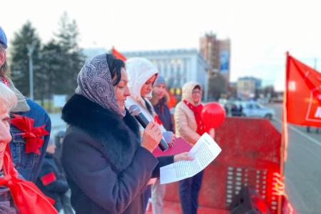 Алтайский край. Митинг, посвященный 107-й годовщине Великого Октября, прошел в Барнауле