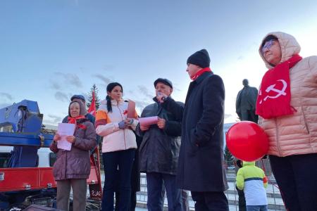 Алтайский край. Митинг, посвященный 107-й годовщине Великого Октября, прошел в Барнауле