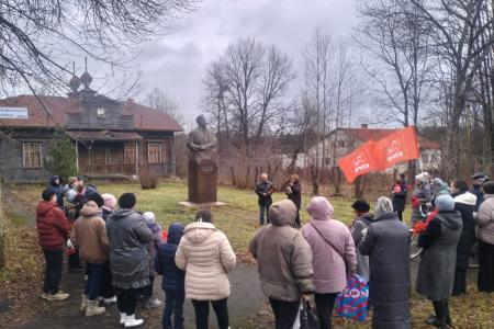 Тверская область. Коммунисты и комсомольцы почтили память всесоюзного старосты М.И. Калинина на митинге рядом с его музеем в селе Верхняя Троица
