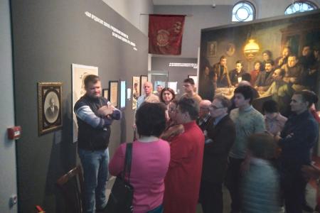 Московские коммунисты организовали экскурсию по выставке «Ленин»
