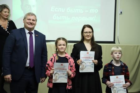 Нижегородская область. КПРФ наградила юных художников, принявших участие в выставке, посвященной юбилею советского летчика Валерия Чкалова