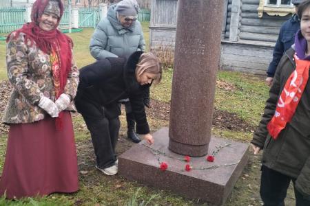 Тверская область. Коммунисты и комсомольцы почтили память всесоюзного старосты М.И. Калинина на митинге рядом с его музеем в селе Верхняя Троица