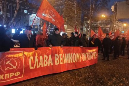 Красные знамена над Красным проспектом: Новосибирск отпраздновал годовщину Великого Октября