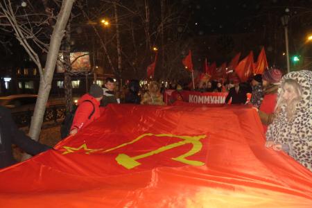 Красные знамена над Красным проспектом: Новосибирск отпраздновал годовщину Великого Октября