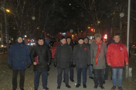 Красные знамена над Красным проспектом: Новосибирск отпраздновал годовщину Великого Октября