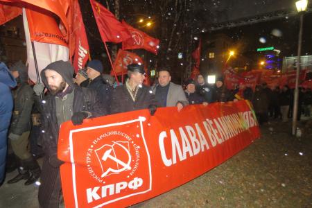 Красные знамена над Красным проспектом: Новосибирск отпраздновал годовщину Великого Октября