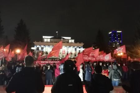 Красные знамена над Красным проспектом: Новосибирск отпраздновал годовщину Великого Октября