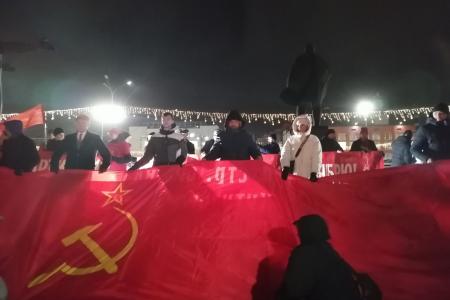 Красные знамена над Красным проспектом: Новосибирск отпраздновал годовщину Великого Октября
