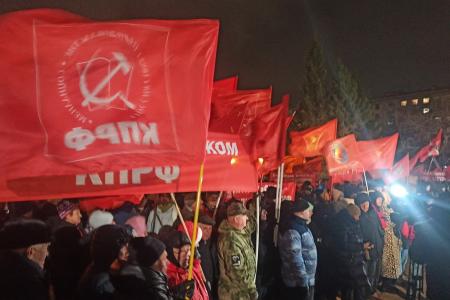 Красные знамена над Красным проспектом: Новосибирск отпраздновал годовщину Великого Октября