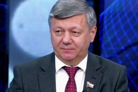 Дмитрий Новиков поздравил зрителей Первого канала с Днём Великого Октября и показал, что Дональд Трамп продолжит гегемонистскую политику США