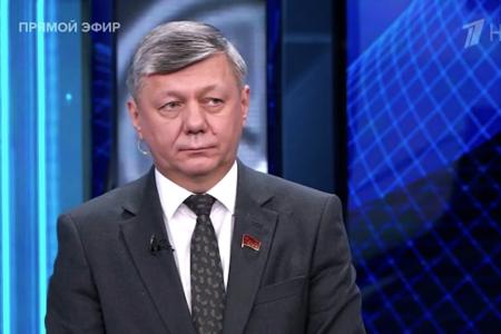 Дмитрий Новиков на Первом канале посоветовал всем читать газеты «Правда» и «Советская Россия»