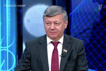 Дмитрий Новиков поздравил зрителей Первого канала с Днём Великого Октября и показал, что Дональд Трамп продолжит гегемонистскую политику США