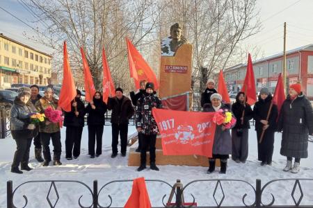 Кинолекторий, автопробег, экскурсия для школьников и митинги – День Великого Октября в Забайкалье