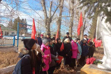 Кинолекторий, автопробег, экскурсия для школьников и митинги – День Великого Октября в Забайкалье