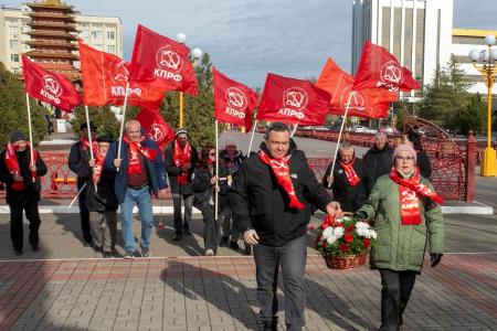 Коммунисты отметили 104-ю годовщину автономии Калмыкии