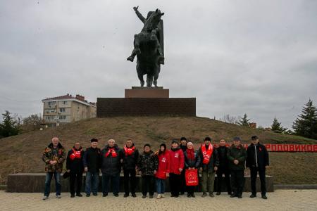 Коммунисты отметили День памяти воинов 110-й Отдельной Калмыцкой кавалерийской дивизии