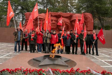 Коммунисты отметили День памяти воинов 110-й Отдельной Калмыцкой кавалерийской дивизии