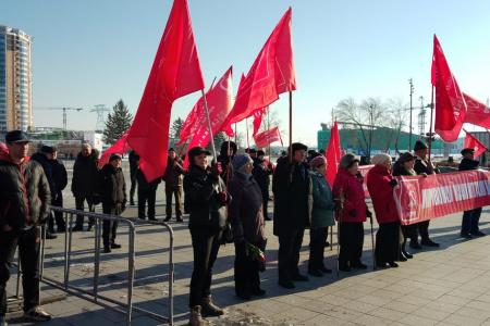 Митинг в честь 107-летия Великого Октября прошел в Благовещенске