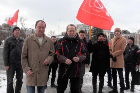 В Саратове состоялся автопробег КПРФ, посвященный 107-й годовщине Великого Октября