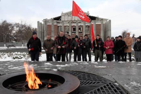 В Саратове состоялся автопробег КПРФ, посвященный 107-й годовщине Великого Октября
