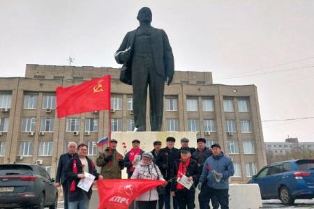 В Саратове состоялся автопробег КПРФ, посвященный 107-й годовщине Великого Октября