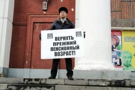 В Саратове состоялся автопробег КПРФ, посвященный 107-й годовщине Великого Октября