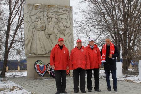 В Саратове состоялся автопробег КПРФ, посвященный 107-й годовщине Великого Октября