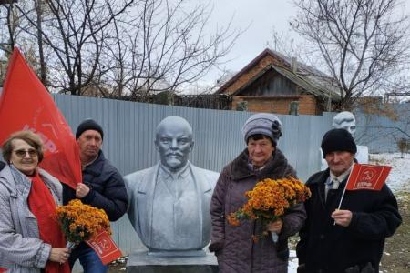 В Саратове состоялся автопробег КПРФ, посвященный 107-й годовщине Великого Октября