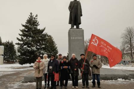В Саратове состоялся автопробег КПРФ, посвященный 107-й годовщине Великого Октября