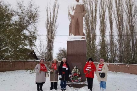 В Саратове состоялся автопробег КПРФ, посвященный 107-й годовщине Великого Октября