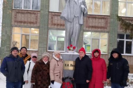 В Саратове состоялся автопробег КПРФ, посвященный 107-й годовщине Великого Октября