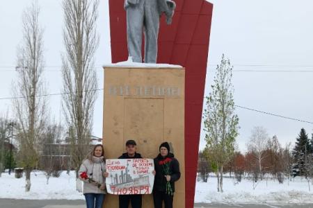 В Саратове состоялся автопробег КПРФ, посвященный 107-й годовщине Великого Октября