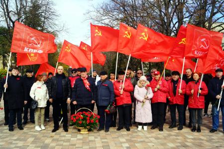 В Ставропольском крае 107-ю годовщину Великой Октябрьской революции вышли отпраздновать сотни коммунистов