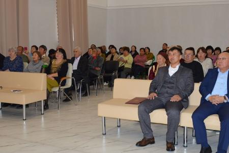Республика Калмыкия. Лидер местных коммунистов Николай Нуров наградил ветеранов труда