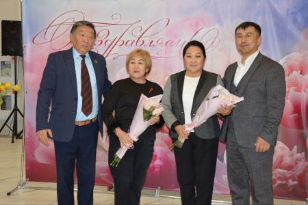 Республика Калмыкия. Лидер местных коммунистов Николай Нуров наградил ветеранов труда