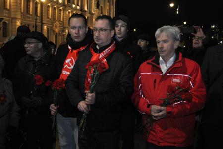 Ленинград. В день революции коммунисты пришли к крейсеру «Аврора»