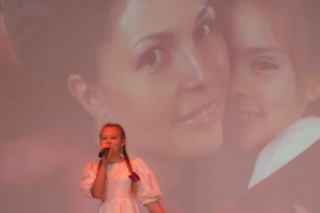 Воронежские коммунисты поздравили матерей с их праздником, пожелав долгих лет жизни и мирного неба