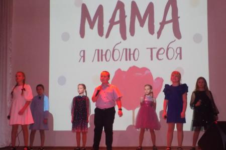 Воронежские коммунисты поздравили матерей с их праздником, пожелав долгих лет жизни и мирного неба