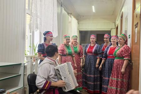 Московская область. Коммунисты и комсомольцы оказали гуманитарную помощь раненым бойцам и провели концерт в военном госпитале имени Бурденко