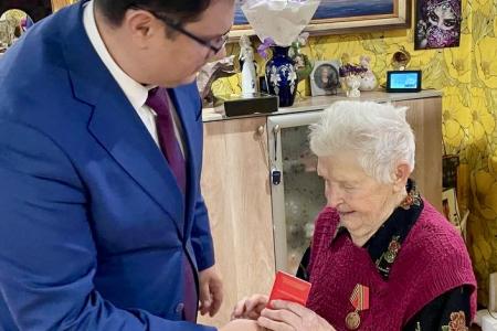 Первый секретарь Тульского обкома КПРФ Алексей Лебедев поздравил ветерана партии с 90-летним юбилеем