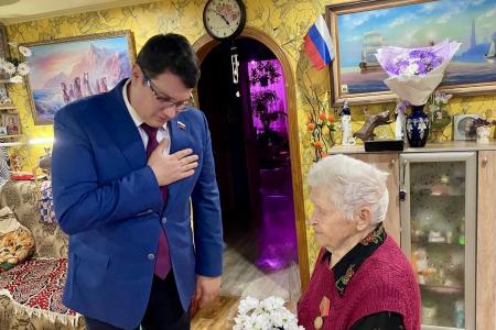 Первый секретарь Тульского обкома КПРФ Алексей Лебедев поздравил ветерана партии с 90-летним юбилеем
