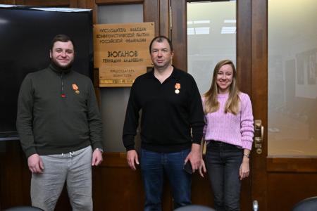 Добровольцев, оказывающих помощь российским бойцам, наградили медалями ЦК КПРФ «100 лет СССР»