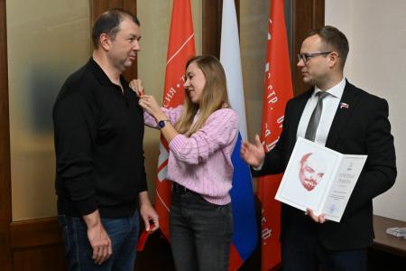 Добровольцев, оказывающих помощь российским бойцам, наградили медалями ЦК КПРФ «100 лет СССР»