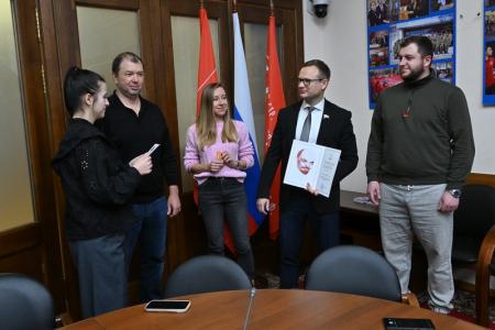 Добровольцев, оказывающих помощь российским бойцам, наградили медалями ЦК КПРФ «100 лет СССР»